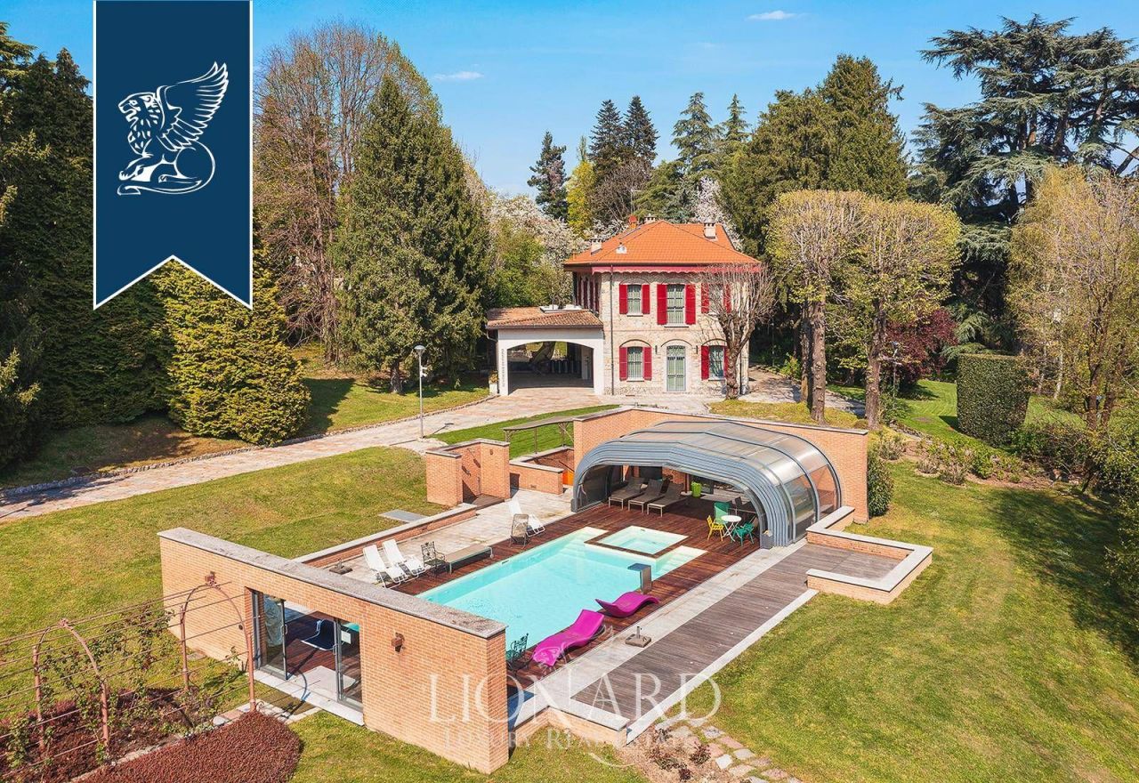 Villa en Erba, Italia, 1 500 m² - imagen 1