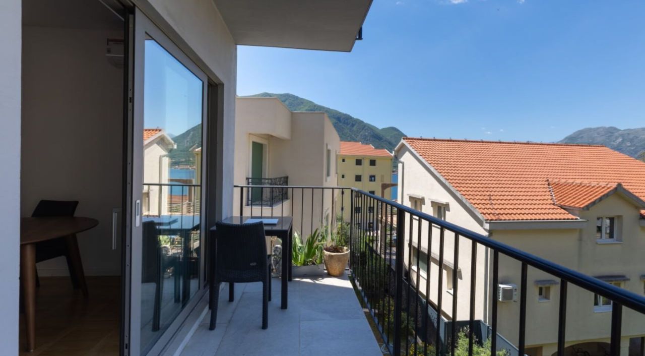 Apartamento en Dobrota, Montenegro, 52 m² - imagen 1