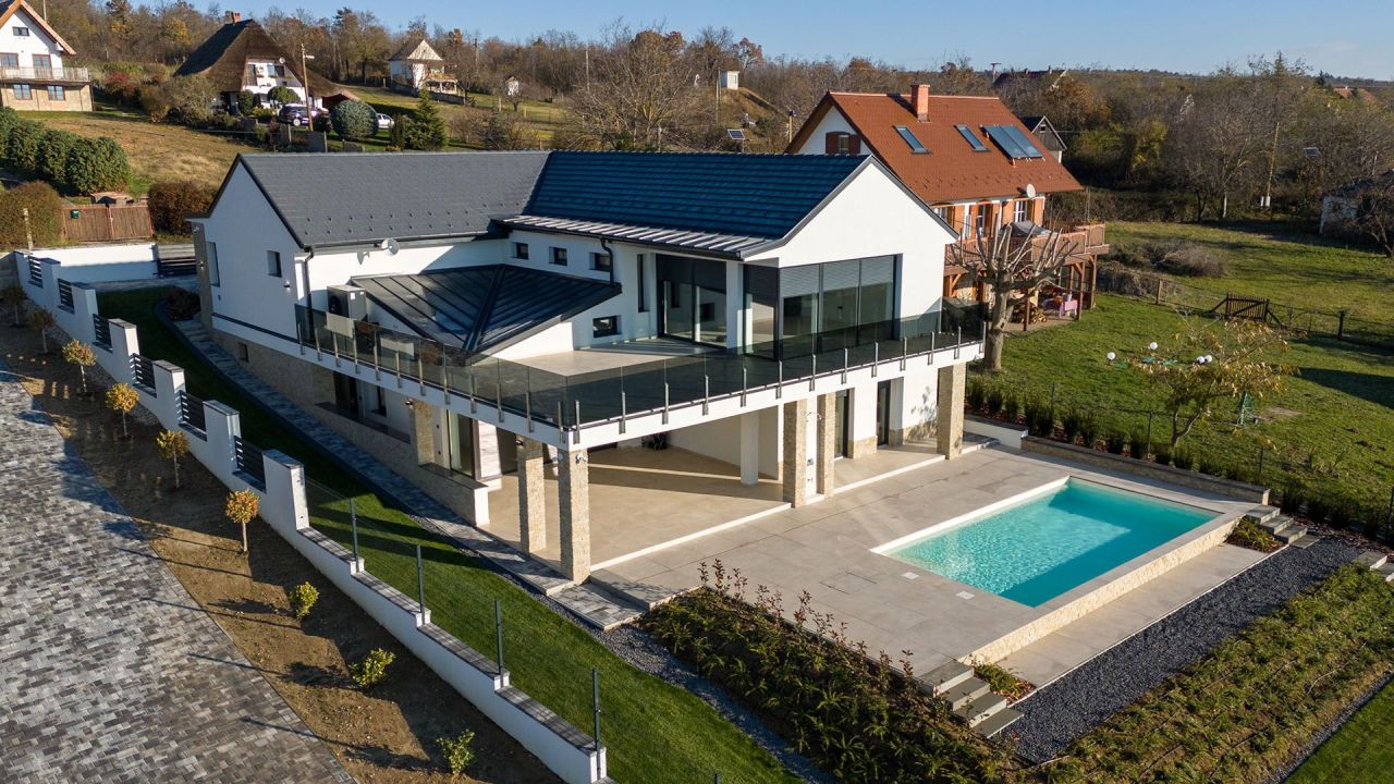 Villa à Keszthely, Hongrie, 316 m² - image 1