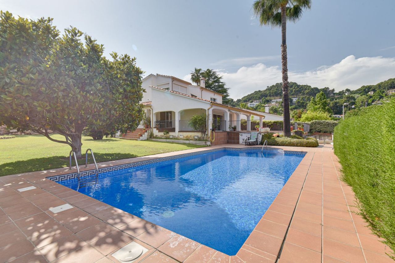 Casa en la Costa Brava, España, 397 m² - imagen 1
