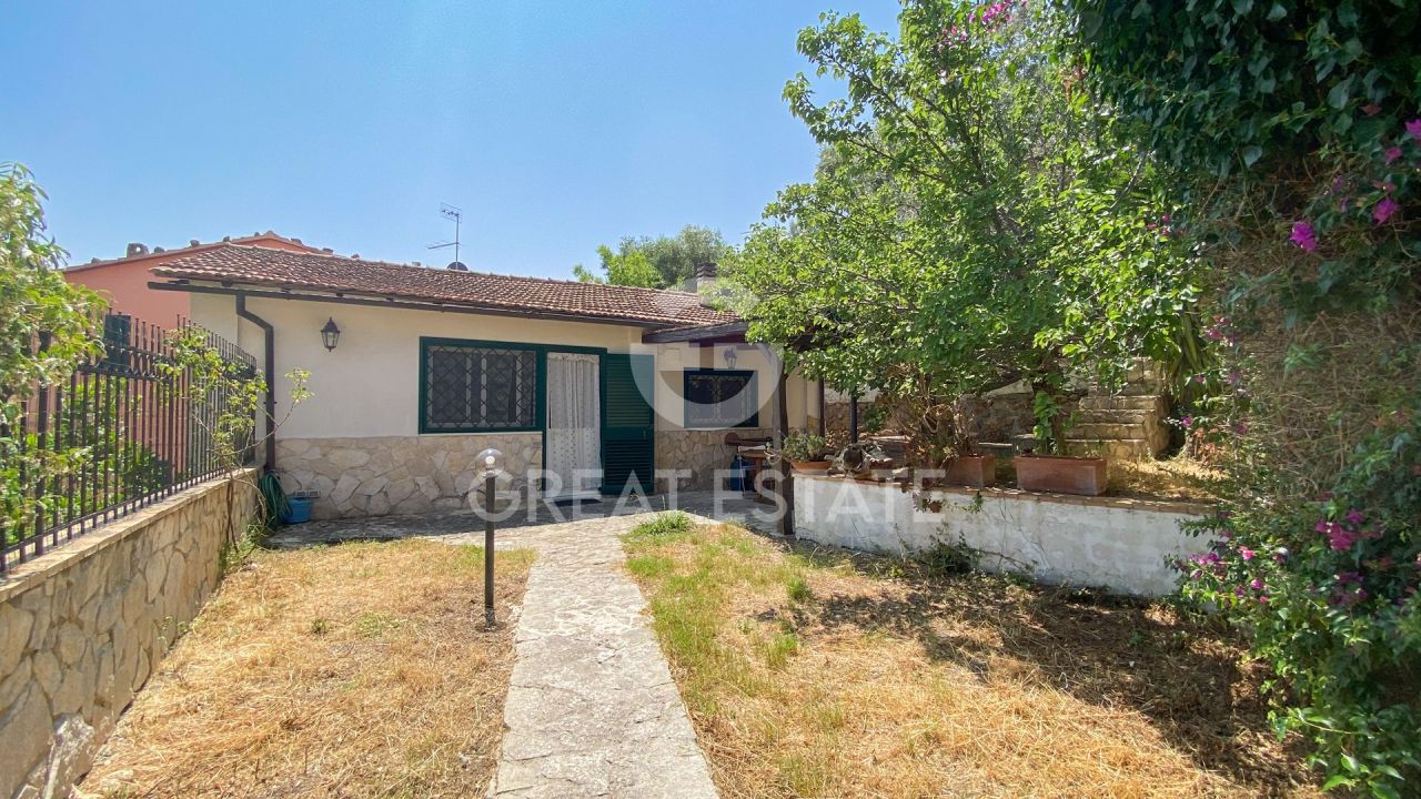 Villa à Monte Argentario, Italie, 72.5 m² - image 1