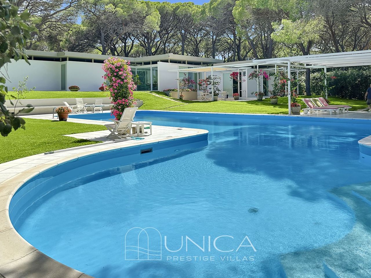 Villa en Roccamare, Italia, 280 m² - imagen 1