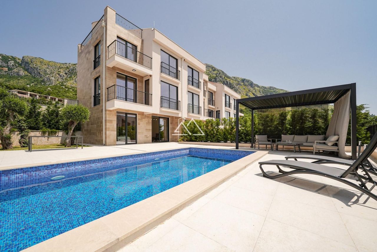 Villa in Rezevici, Montenegro, 223 m² - picture 1