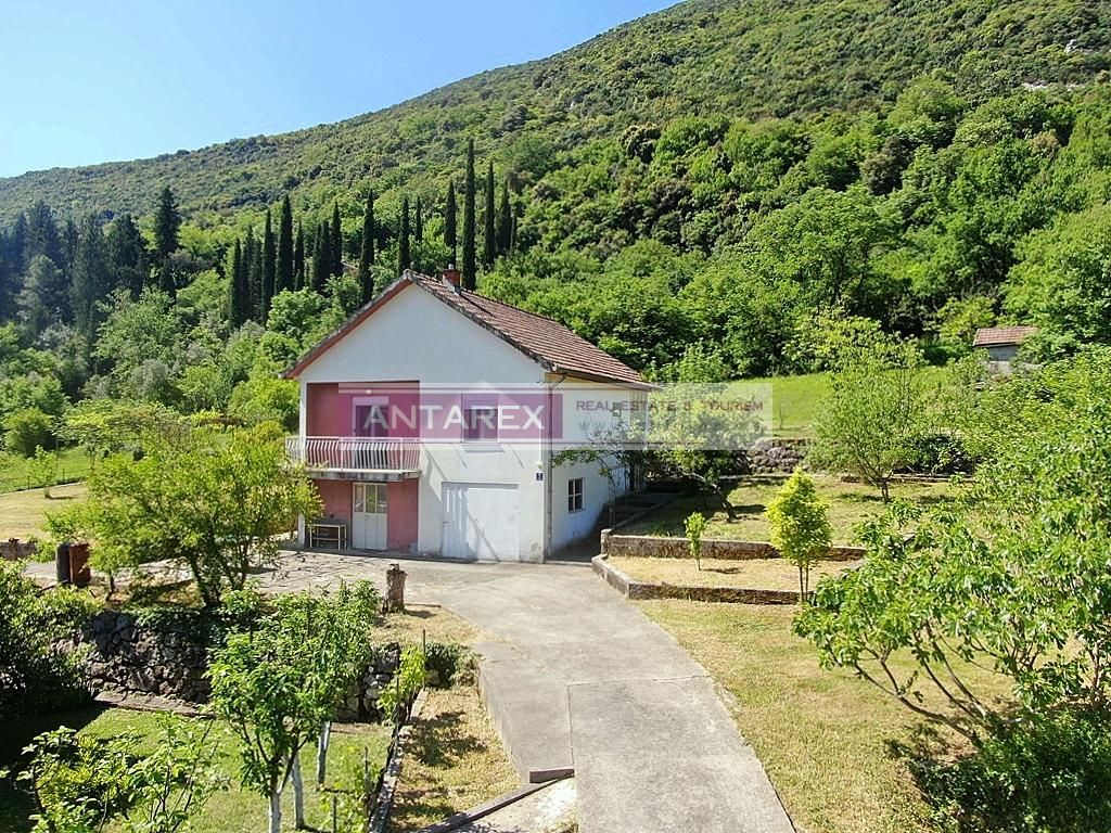 Villa in Igalo, Montenegro, 97 m² - picture 1