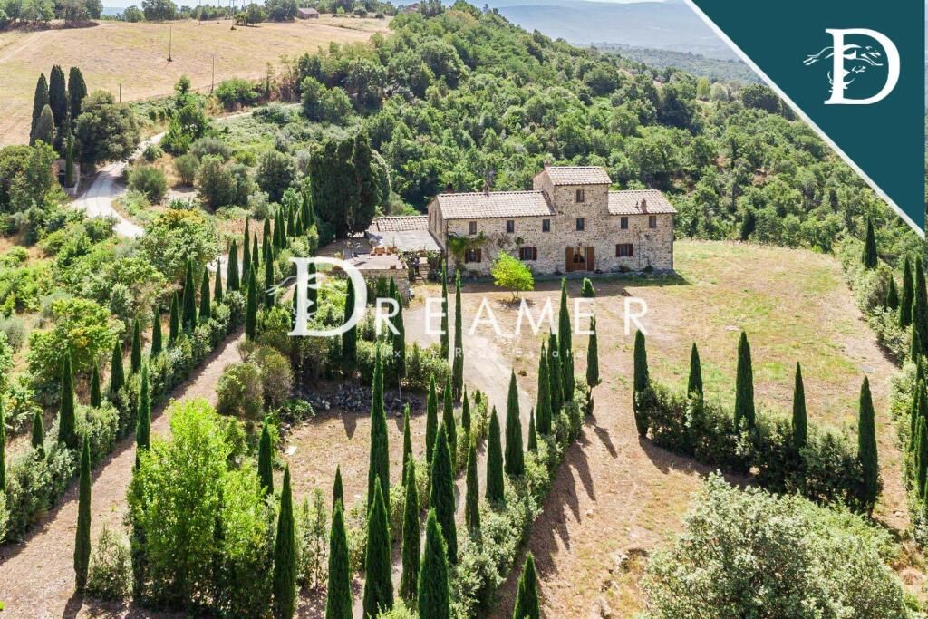 Villa in Castelnuovo, Italy, 600.59 m² - picture 1