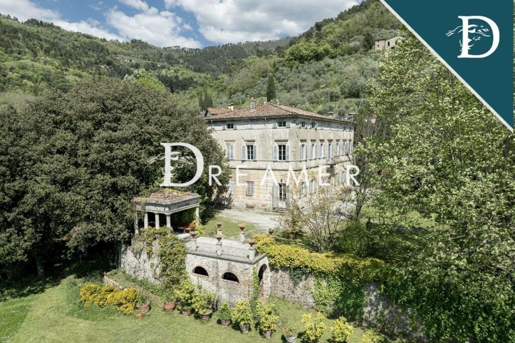 Villa à Lucques, Italie, 1 384.4 m² - image 1