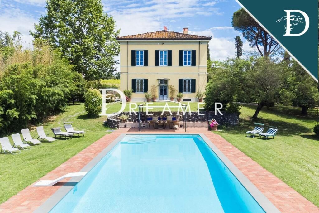 Villa in Lucca, Italy, 840.91 m² - picture 1