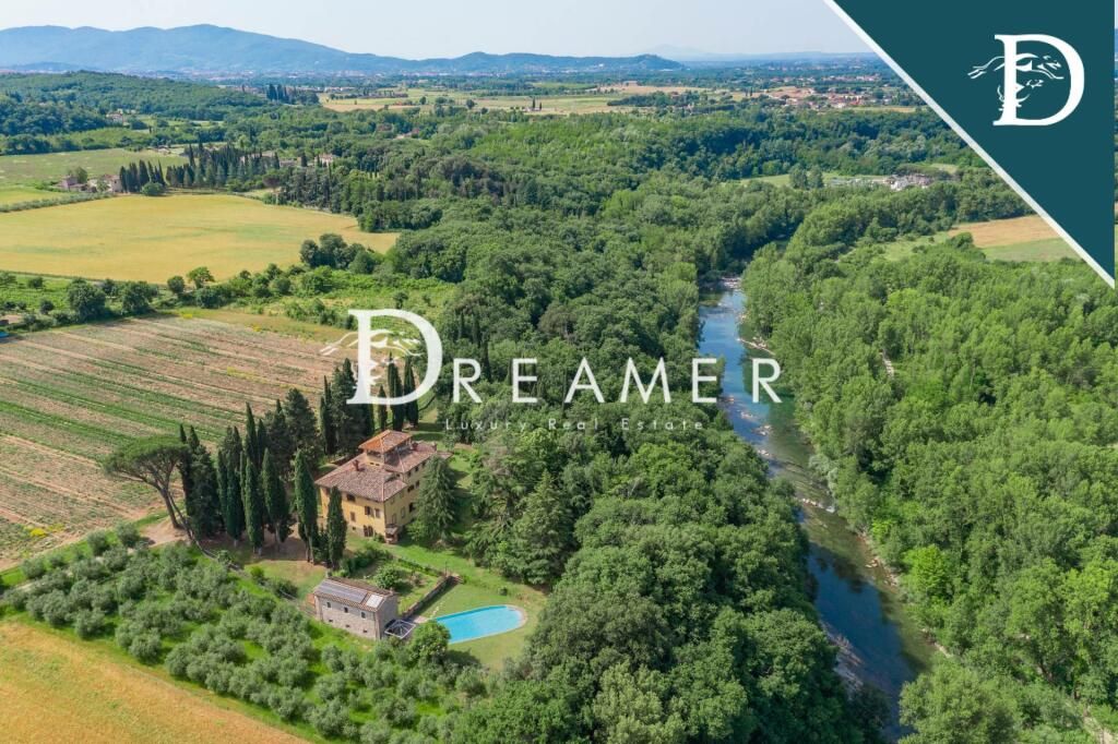 Villa in Arezzo, Italy, 1 001.05 m² - picture 1