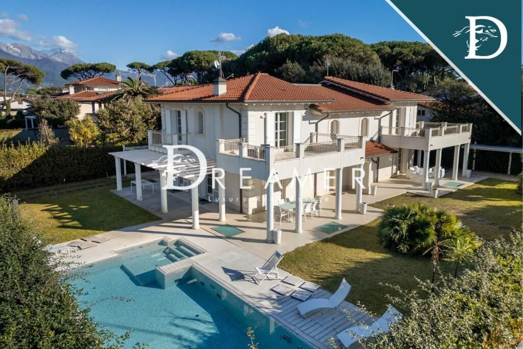 Villa à Forte dei Marmi, Italie, 642.63 m² - image 1