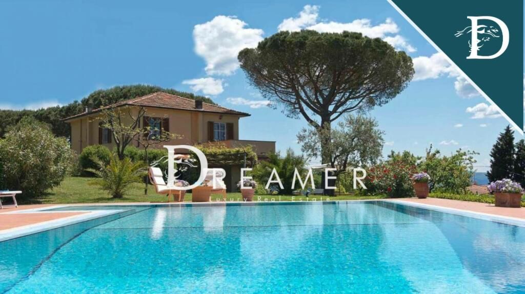 Villa in Camaiore, Italy, 445.47 m² - picture 1