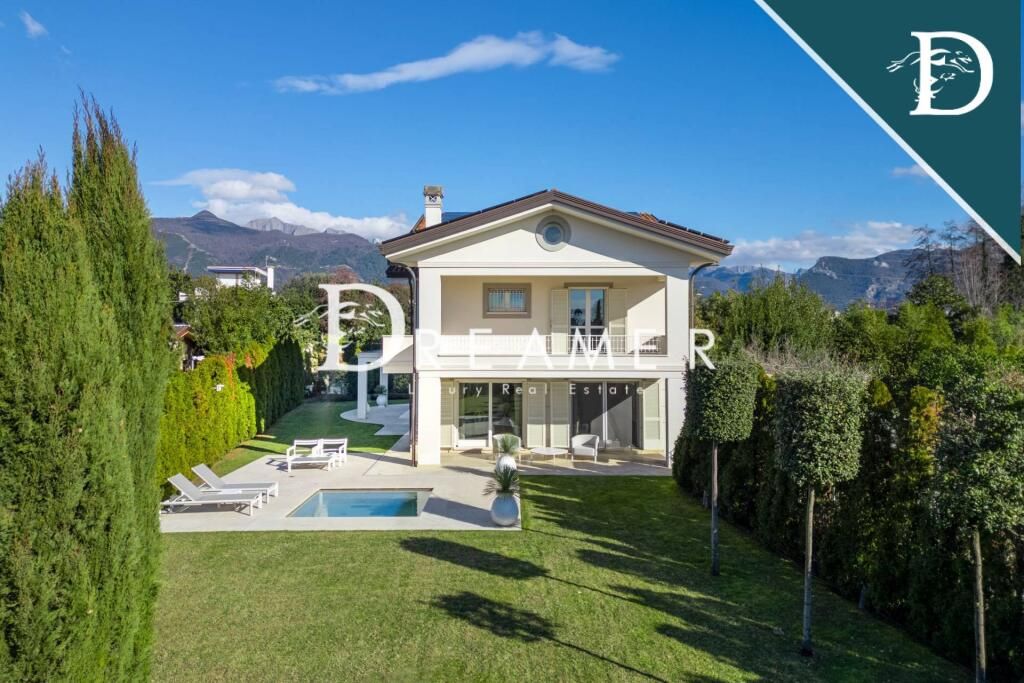 Villa in Forte dei Marmi, Italy, 390.41 m² - picture 1
