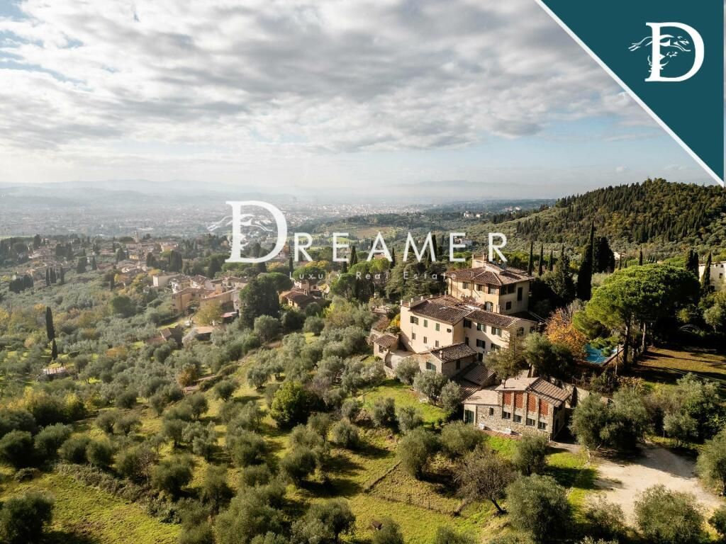 Villa en Florencia, Italia, 1 801.88 m² - imagen 1