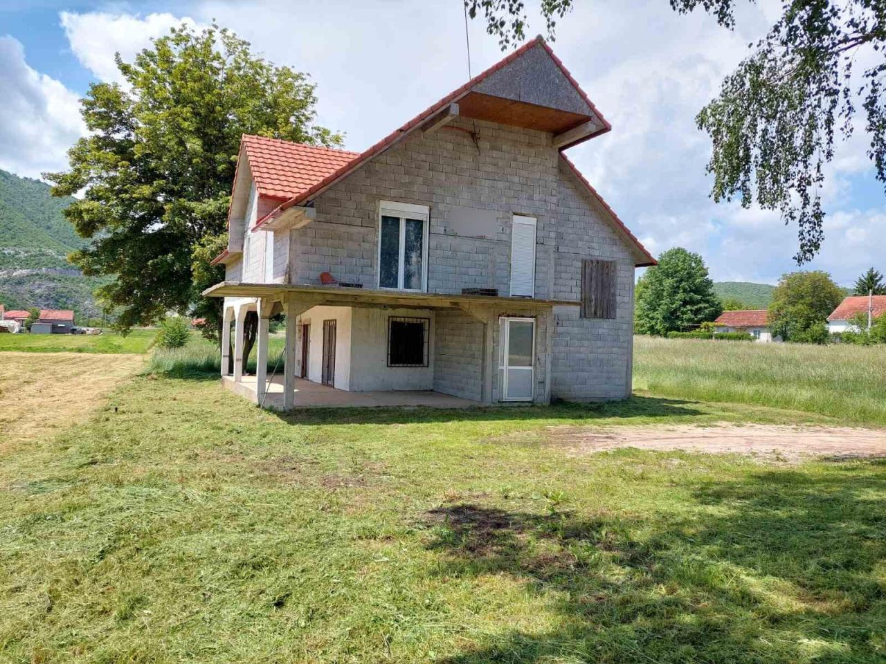 Haus in Niksic, Montenegro, 220 m² - Foto 1