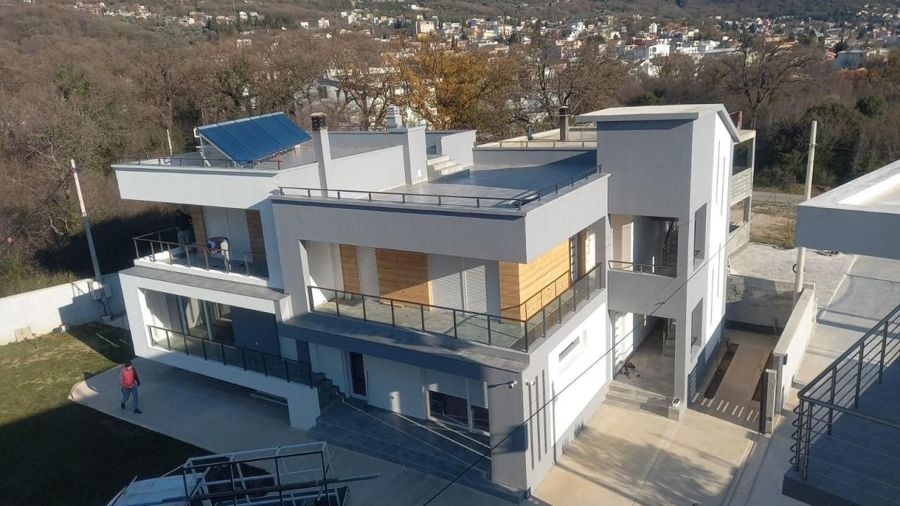 Casa en Sutomore, Montenegro, 355 m² - imagen 1