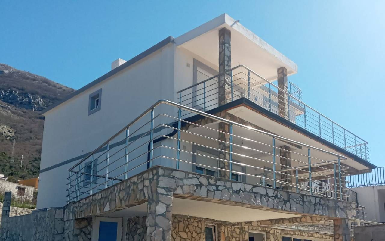 Haus in Sutomore, Montenegro, 200 m² - Foto 1