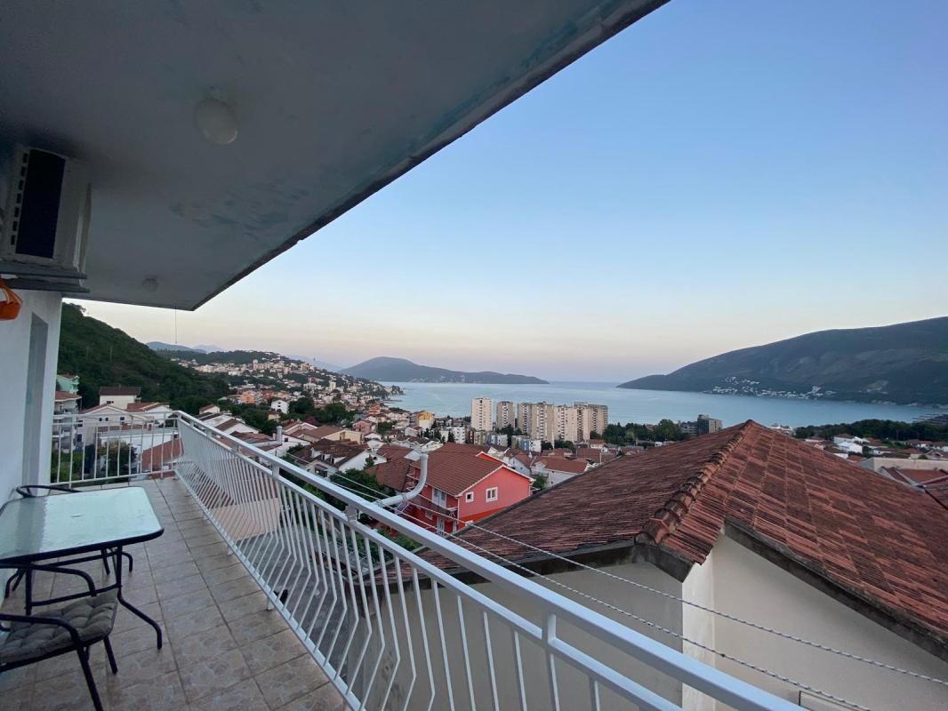 Flat in Igalo, Montenegro, 131 m² - picture 1