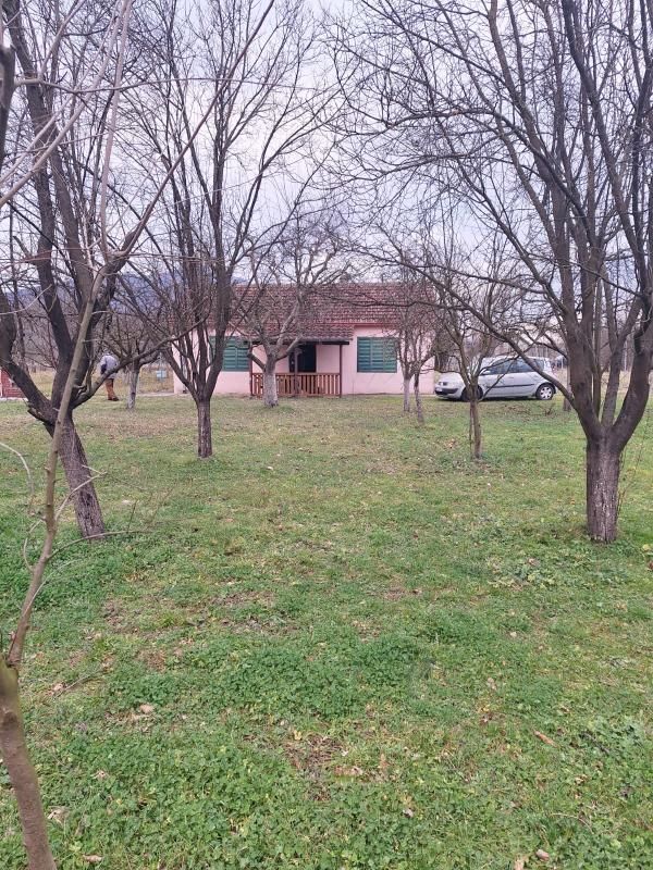 Haus in Danilovgrad, Montenegro, 4 200 m² - Foto 1