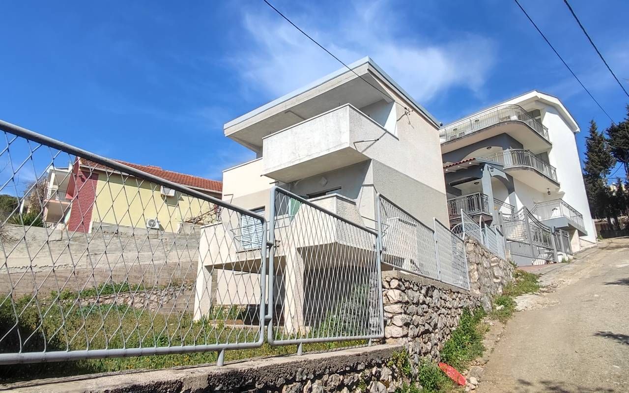 Haus in Utjeha, Montenegro, 90 m² - Foto 1