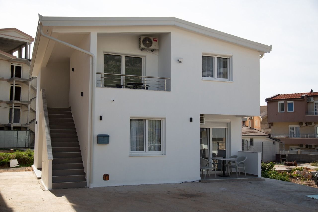 Casa en Dobra Voda, Montenegro, 150 m² - imagen 1