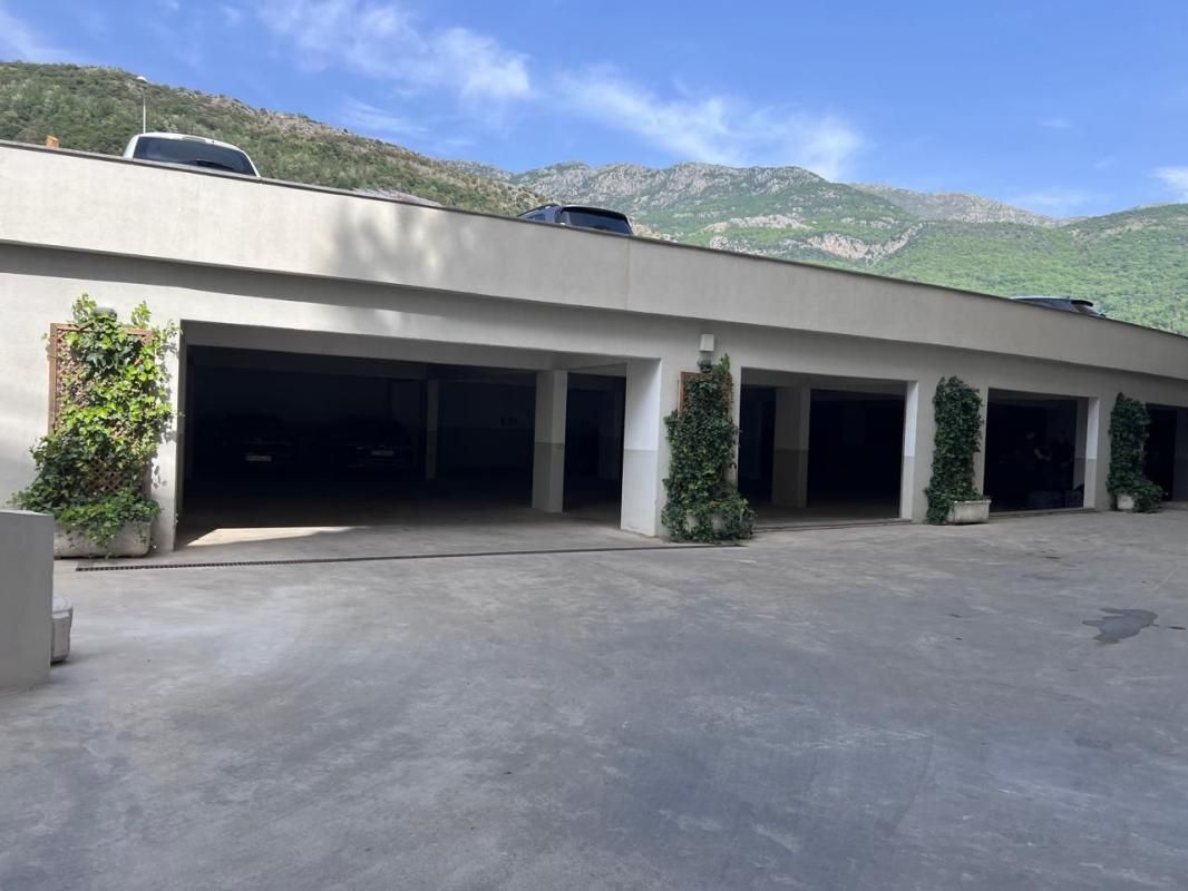 Commercial property in Becici, Montenegro, 660 m² - picture 1