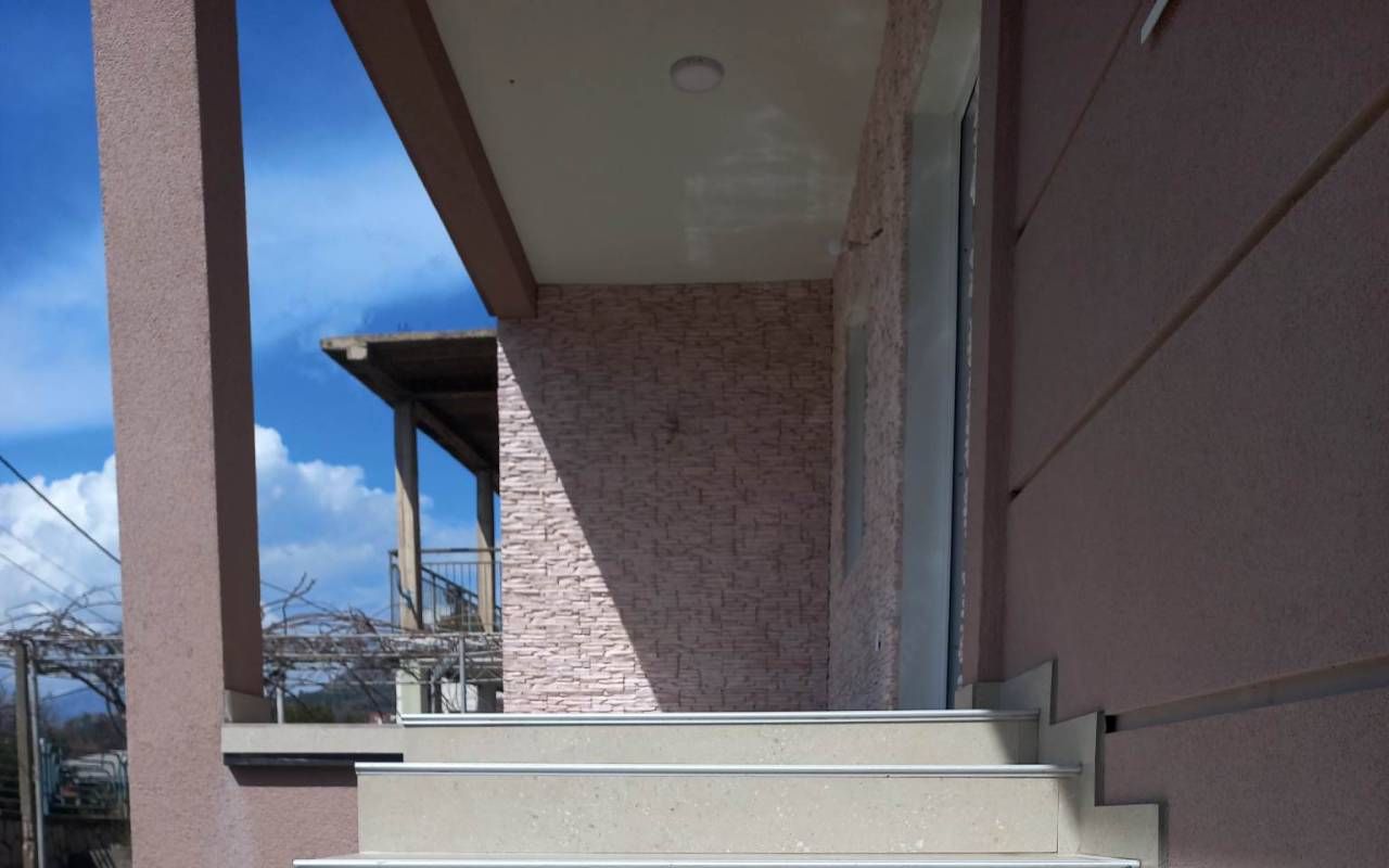 Casa en Dobra Voda, Montenegro, 88 m² - imagen 1