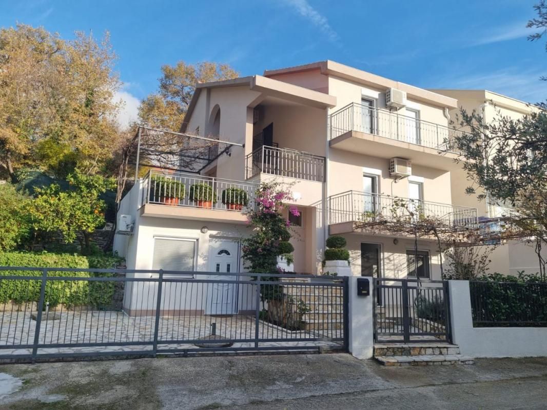 Maison à Petrovac, Monténégro, 160 m² - image 1