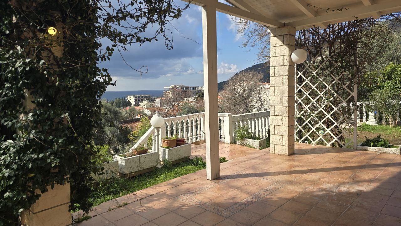 Flat in Petrovac, Montenegro, 86 m² - picture 1