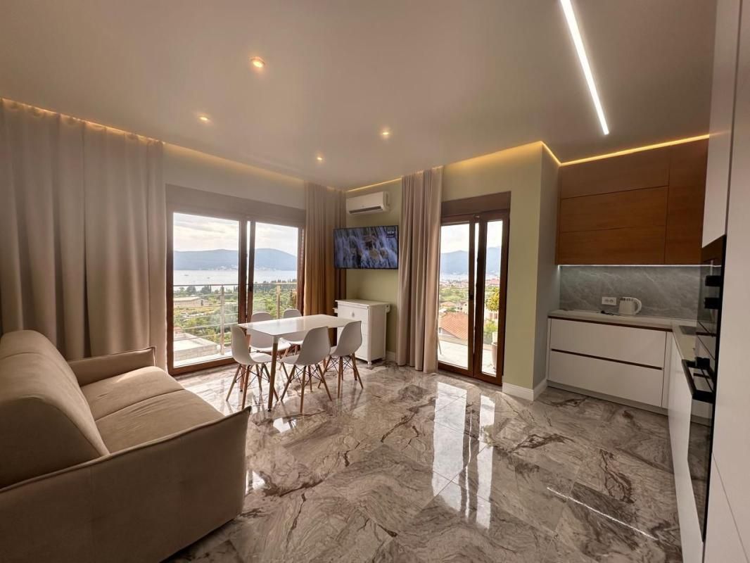 Piso en Tivat, Montenegro, 68 m² - imagen 2