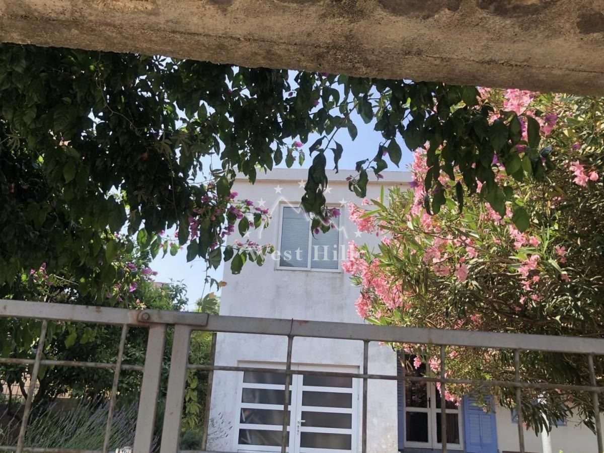 Haus in Dobra Voda, Montenegro, 200 m² - Foto 1