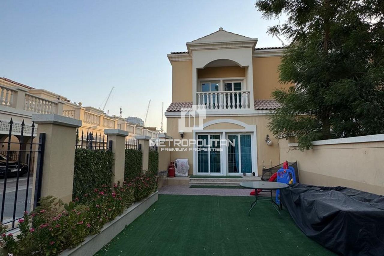 Townhouse in Dubai, UAE, 180 m² - picture 1