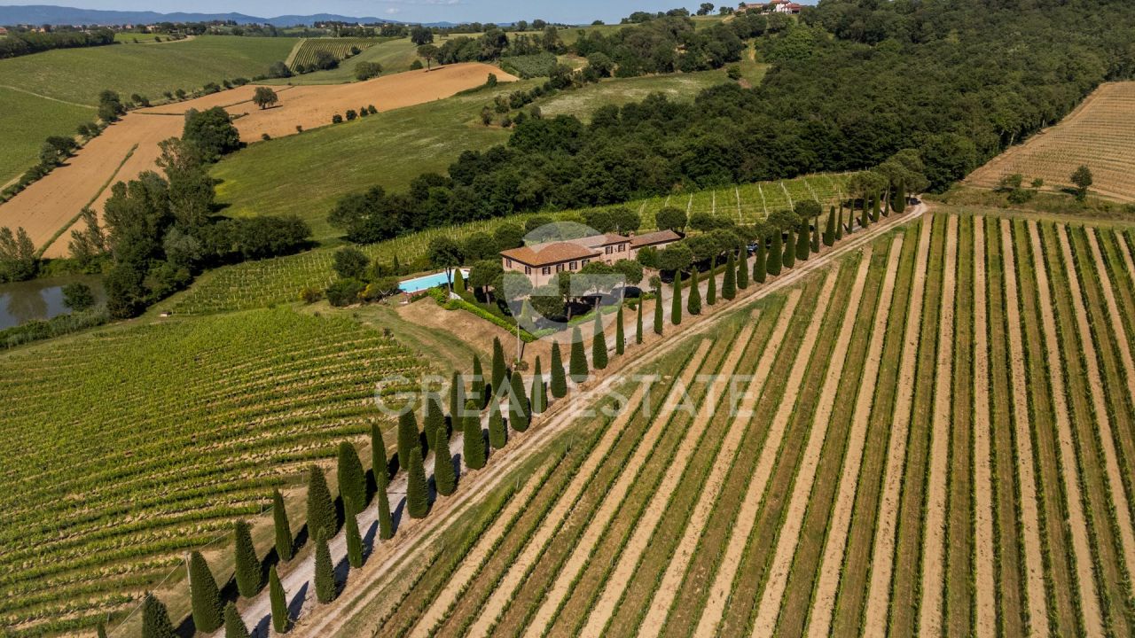 House in Montepulciano, Italy, 563.15 m² - picture 1
