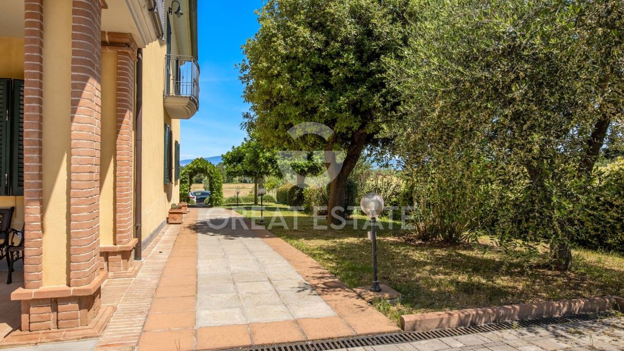 Villa in Castiglione del Lago, Italy, 300 m² - picture 9