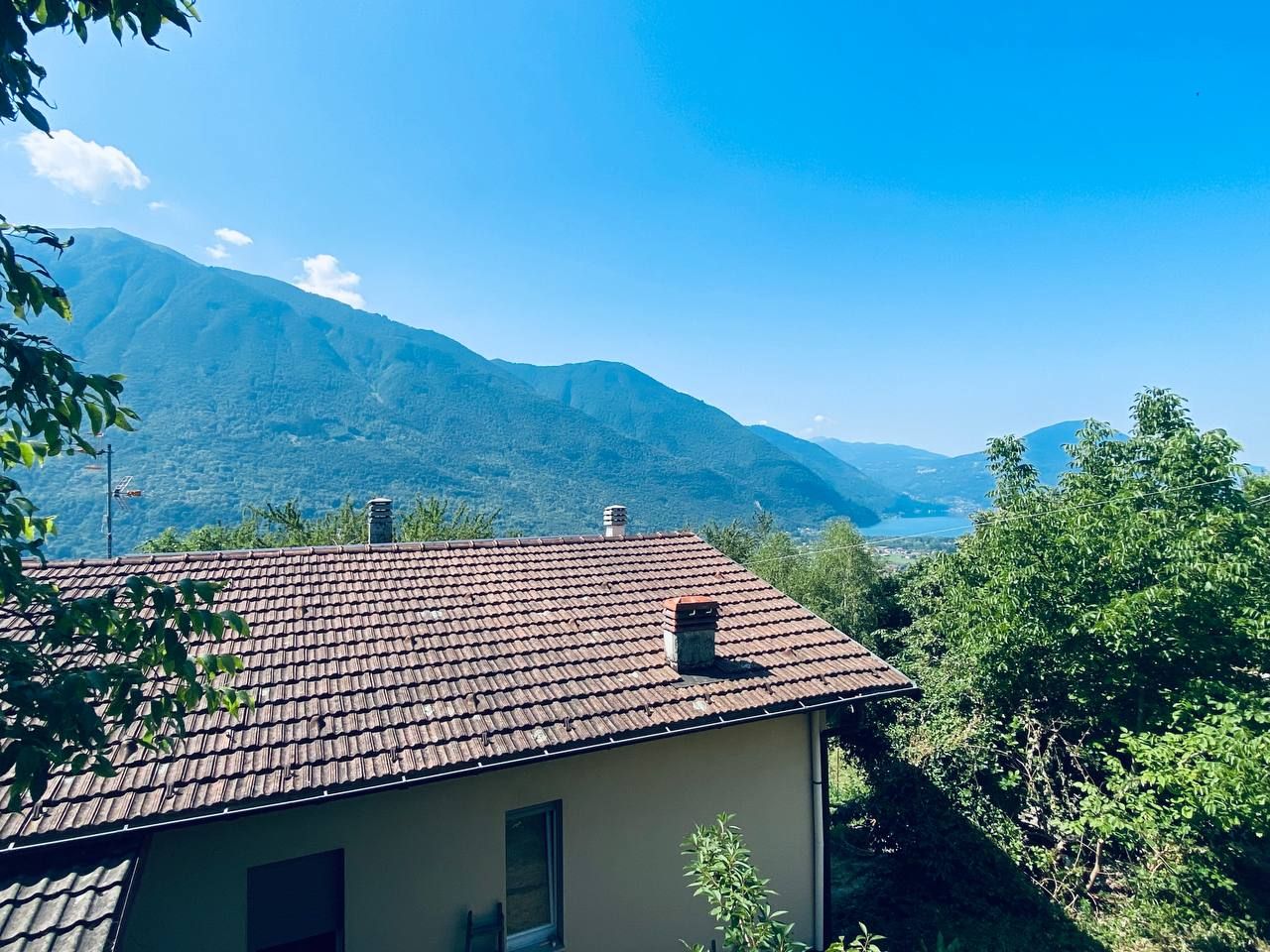Villa à Carlazzo, Italie, 200 m² - image 1