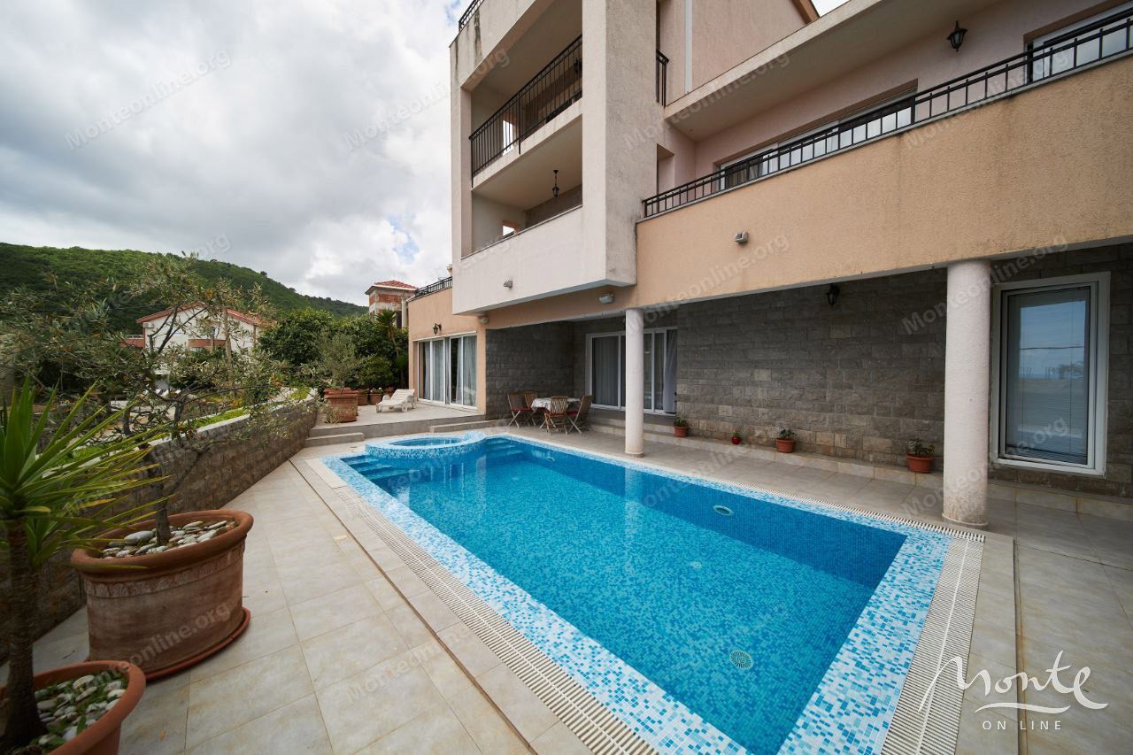 Villa en Budva, Montenegro, 495 m² - imagen 1