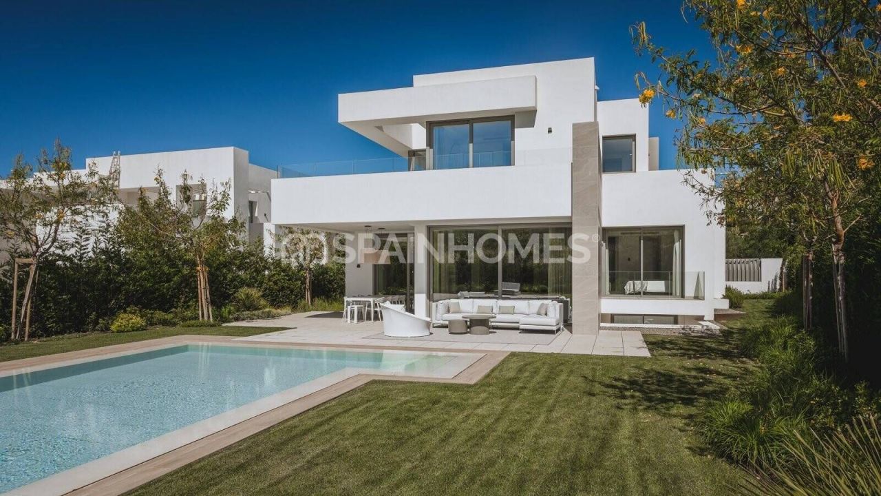 Villa in Estepona, Spanien, 626 m² - Foto 1