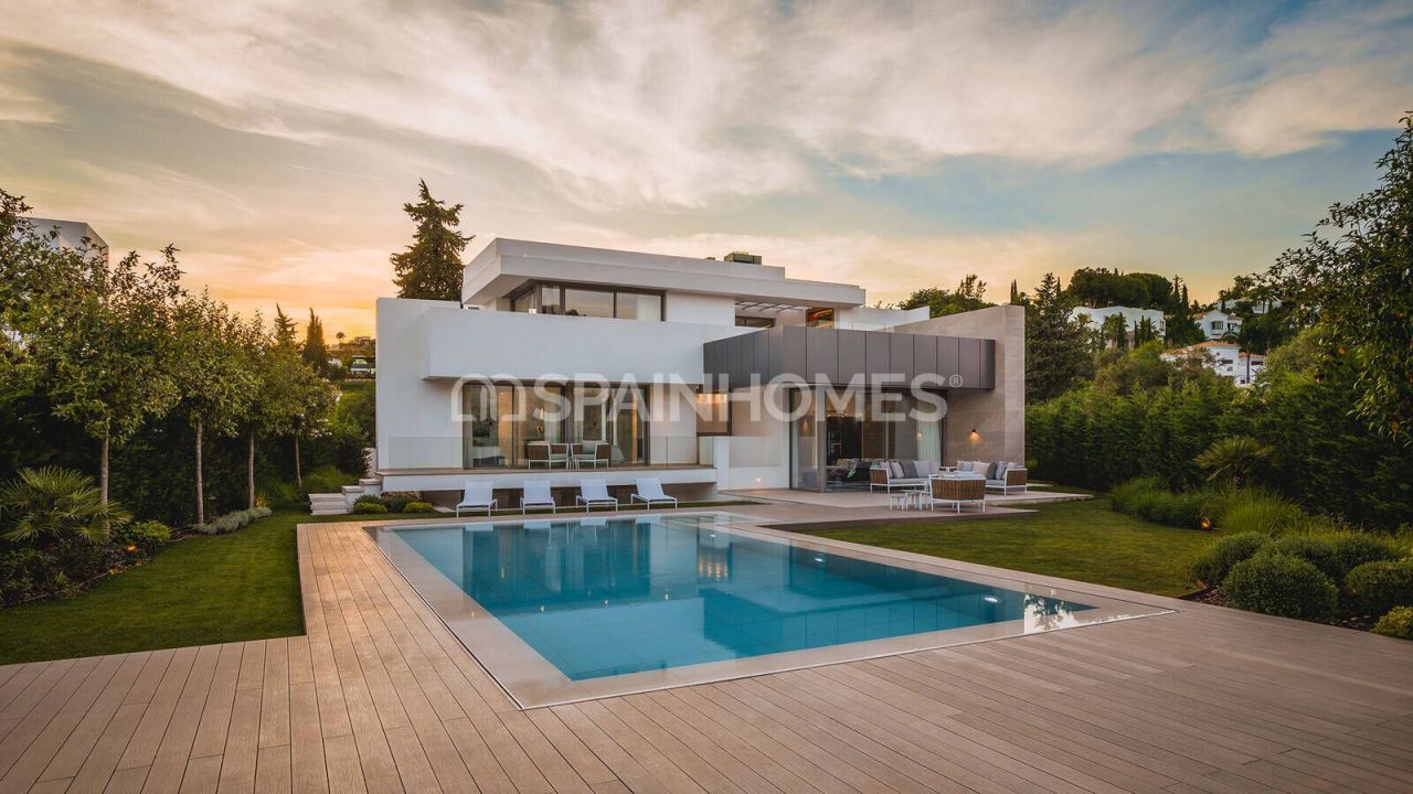 Villa in Estepona, Spain, 732 m² - picture 1