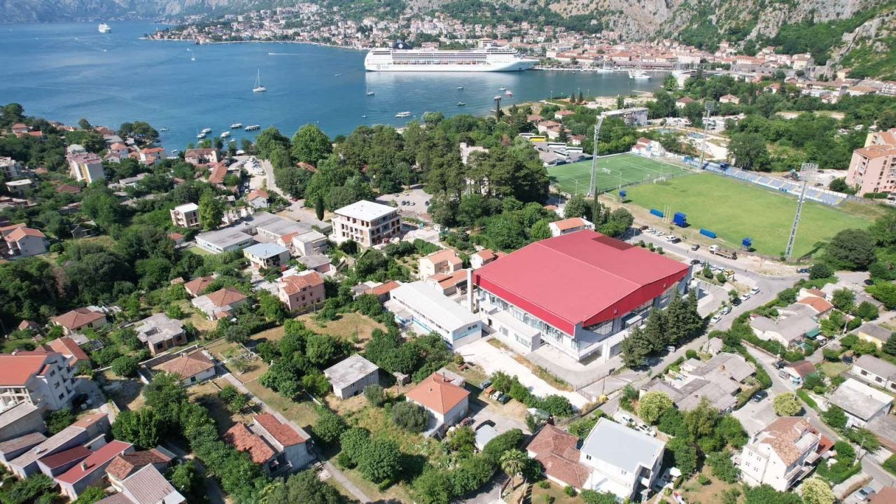 Grundstück in Kotor, Montenegro, 1 116 m² - Foto 1