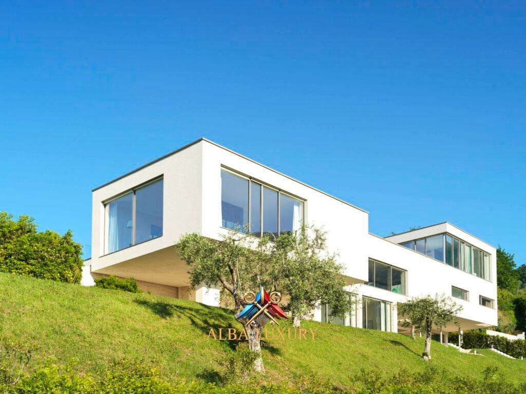 Villa en Gardone Riviera, Italia, 644 m² - imagen 1