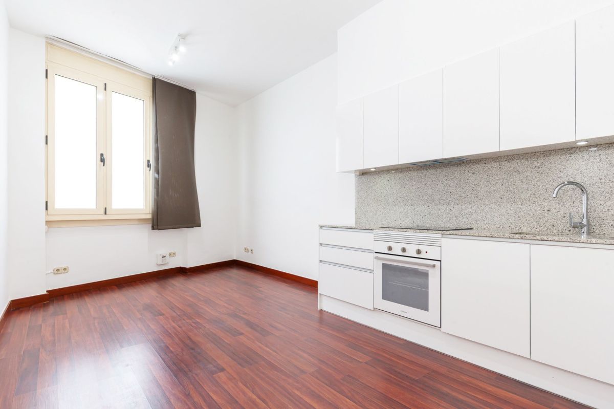 Flat in Barcelona, Spain, 98 m² - picture 1