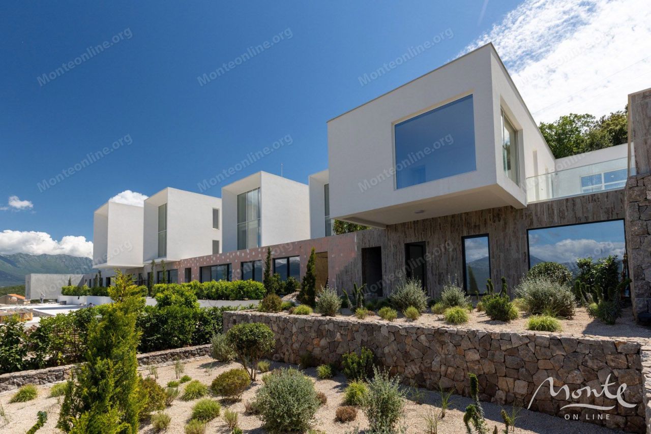 Villa en Tivat, Montenegro, 328 m² - imagen 1