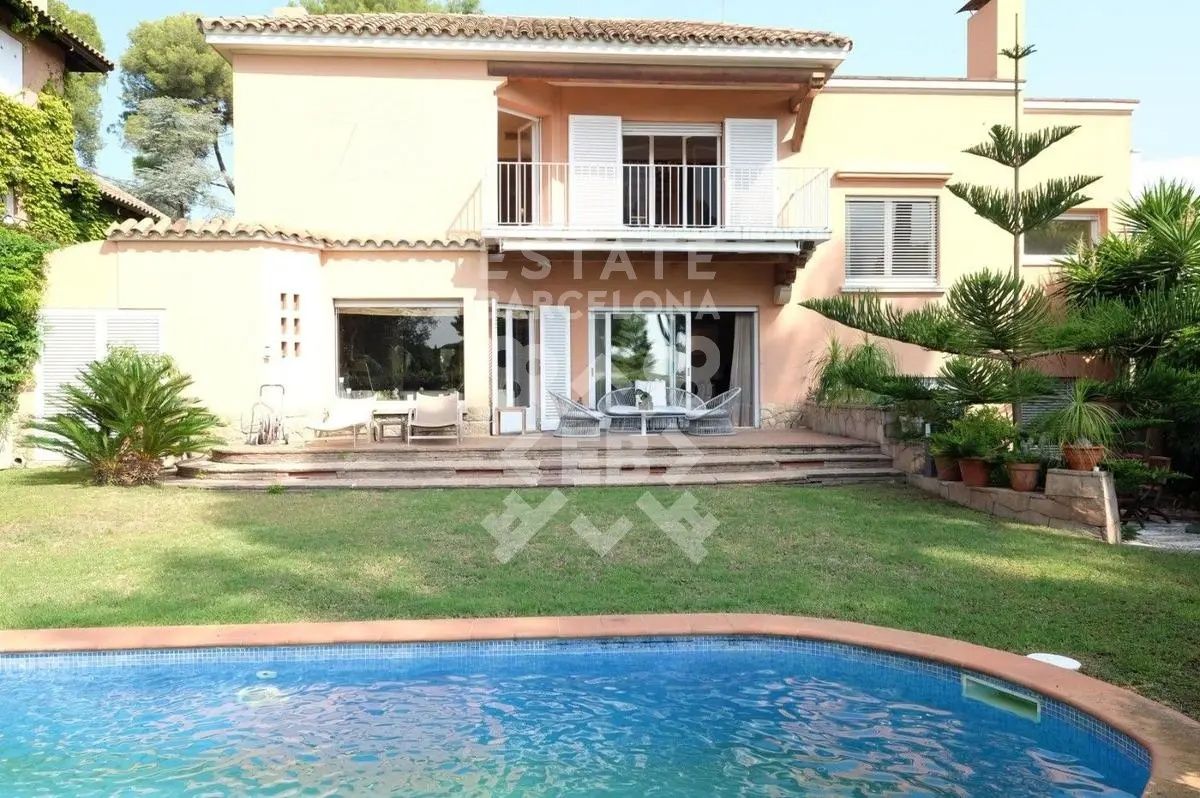 House in Barcelona, Spain, 520 m² - picture 1