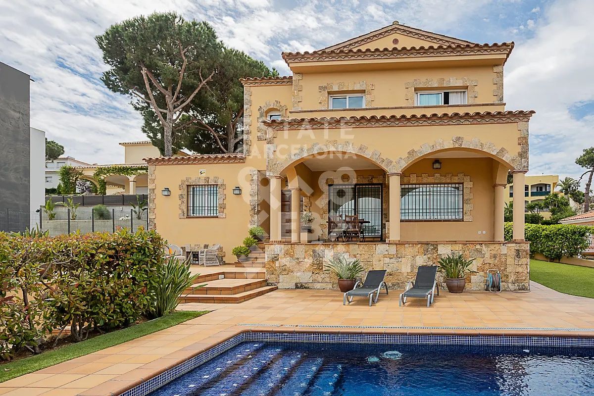 House in Lloret de Mar, Spain, 332 m² - picture 1