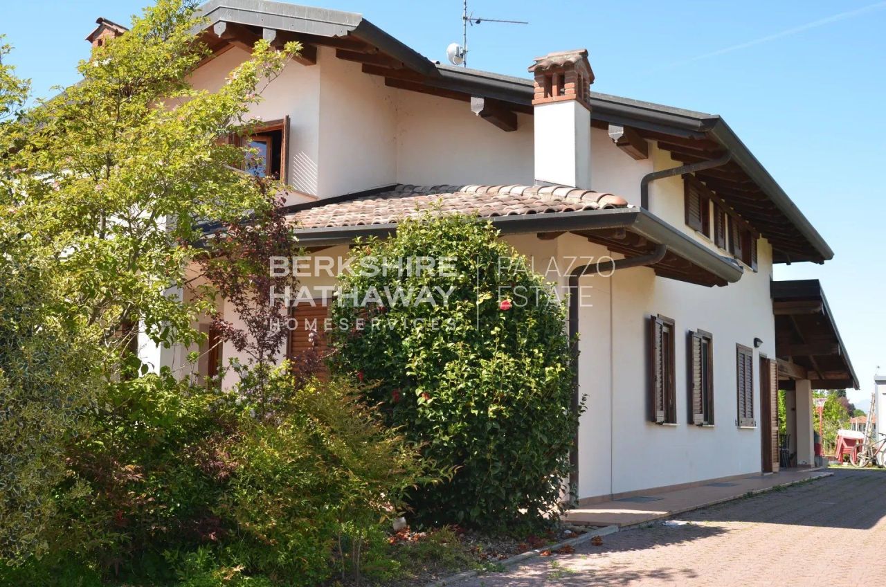 Villa à Novare, Italie, 319 m² - image 1