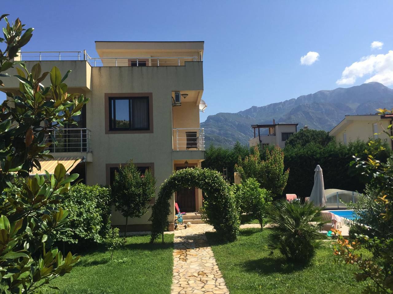 Villa in Bar, Montenegro, 180 m² - picture 1
