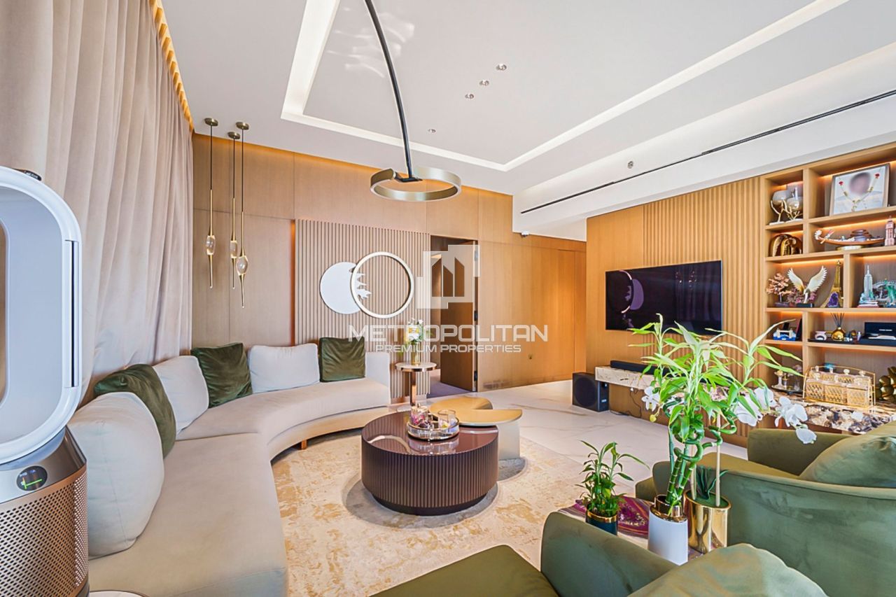 Apartment in Dubai, UAE, 242 m² - picture 1