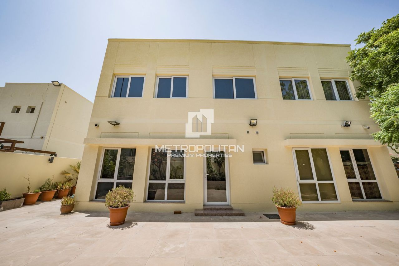 Villa à Dubaï, EAU, 455 m² - image 1