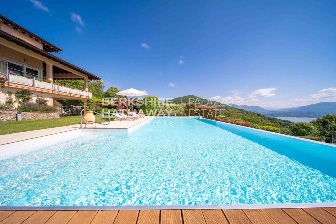 Villa in Massino Visconti, Italy, 435 m² - picture 1