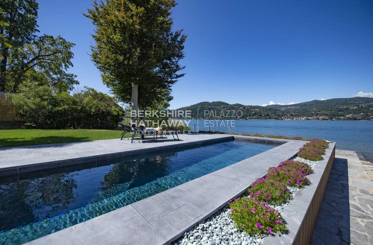 Villa in Angera, Italy, 750 m² - picture 1