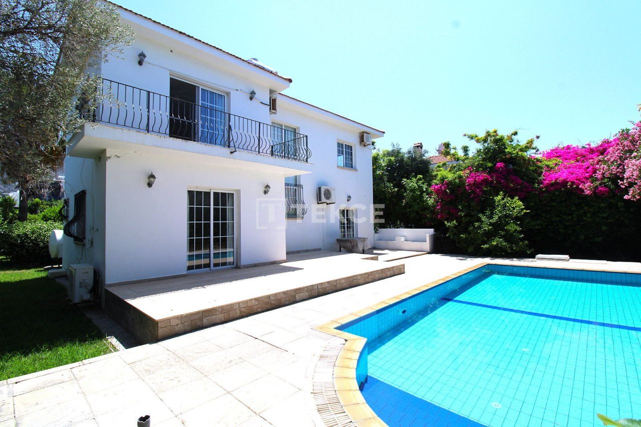 Villa en Kyrenia, Chipre, 350 m² - imagen 1