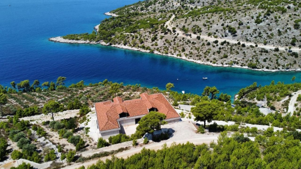 Villa on Brac, Croatia, 1 000 m² - picture 1